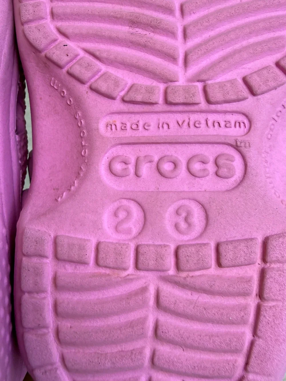 CROCS Kids Classic Clog in Bright Pink